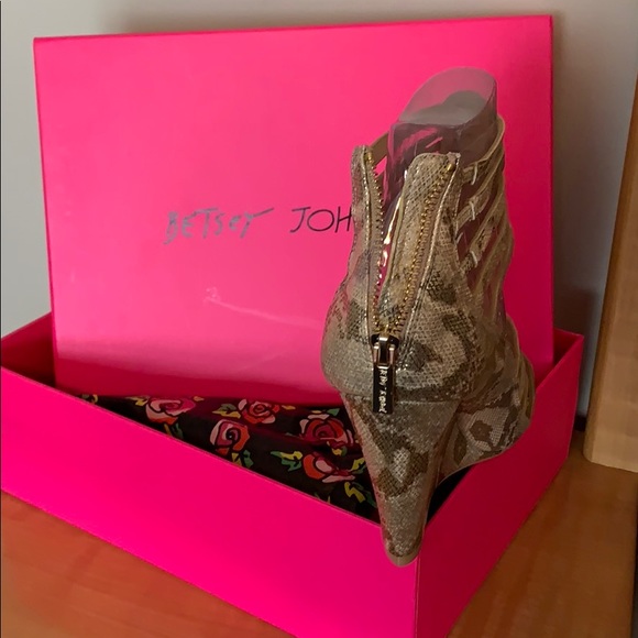 Shoes - Picture 3 of 3